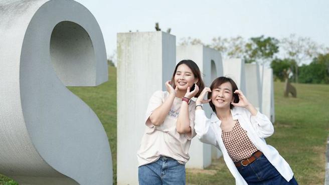 与草原上爱丽丝小伙伴拍照并摆出最有「C」引力的姿势，可兑换知名「陈记菠萝甜甜圈‎」的菠萝甜甜圈。　图：西拉雅国家风景区管理处／提供
