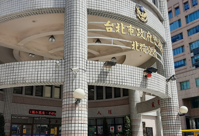 北投分局一名林姓偵查佐3年前受理民眾遺失現金5萬，事後卻只歸還1萬，將4萬占為己有，法官一審判2年8月徒刑，上訴後遭駁回，仍可再上訴。（翻攝自臉書）