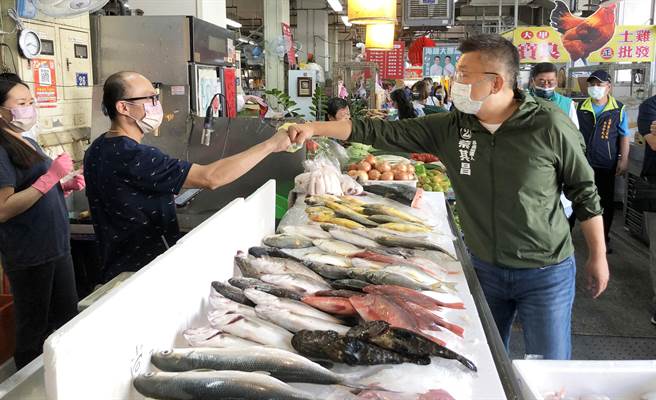 蔡其昌今天上午到大甲第二市場拜票，爭取海線選民的支持。(陳世宗攝)