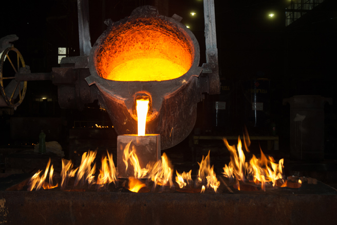 美国一名员工上班仅9天就不慎跌进温度超过1000°C的熔炉中，整个人当场焚化。（示意图／达志影像）