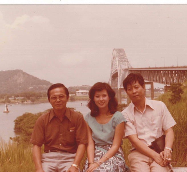 赖成英导演（左起）、周丹薇、张永祥当年一起合影。（周丹薇提供）