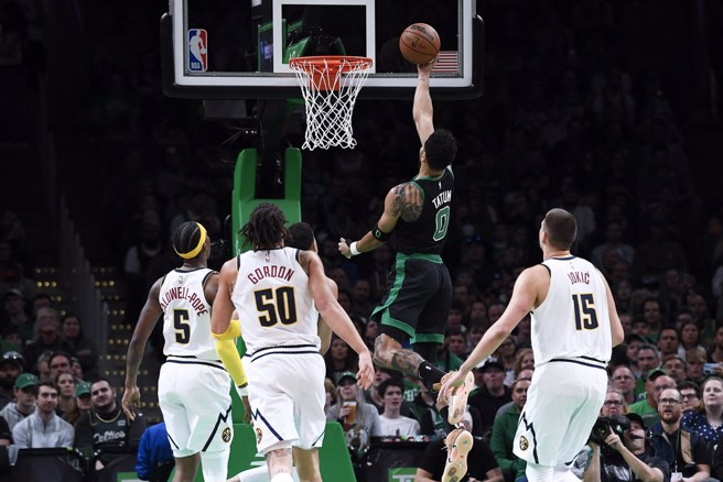 塔图快攻上篮取分，把身后4名金块球员全都甩开。(路透)