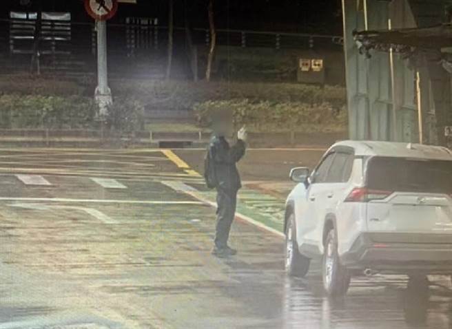 3人涂鸦完成后，还会拍照上传与同好分享。（翻摄照片／林郁平）