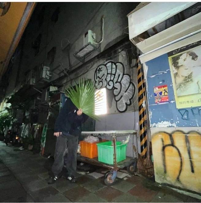 3人涂鸦完成后，还会拍照上传与同好分享。（翻摄照片／林郁平）