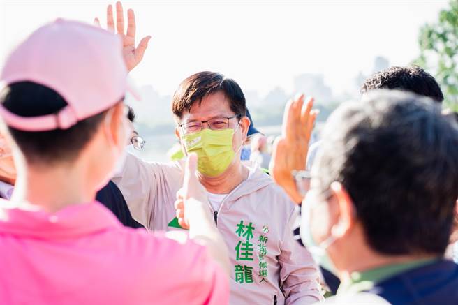 深入永和藍營鐵票區，林佳龍表示，不放棄任何機會衝選票。（林家龍選舉辦公室提供）