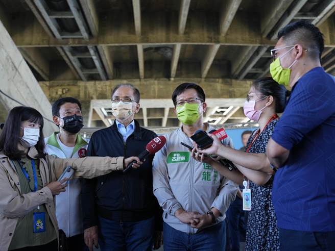 选前之夜场地引起双方口水战，侯友宜竞选办公室对此更狠酸林佳龙阵营是最大巨婴，林佳龙则回批对方作弊，从头到尾都是在骗。(黄敬文摄)