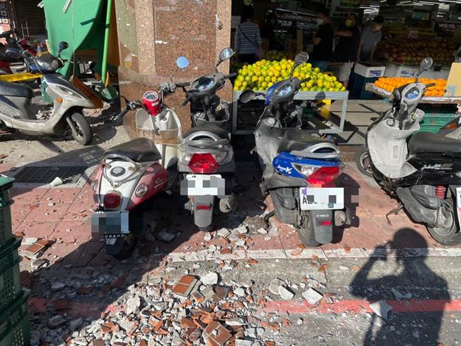 永和區永和路一段大樓外牆磁磚脫落。（民眾提供）