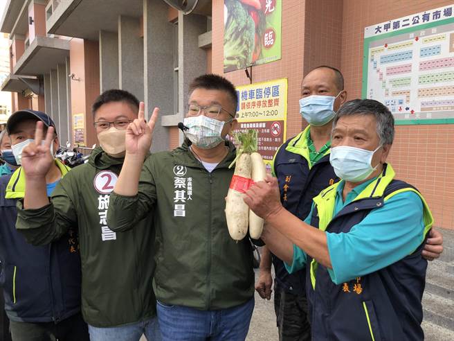 民進黨台中市長候選人蔡其昌12日一早回到海線，與市議員施志昌共同來到大甲第二公有市場掃街拜票。（陳世宗攝）