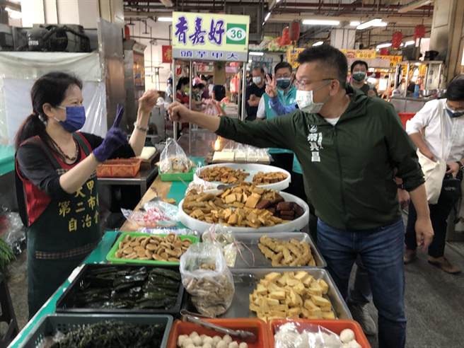 民進黨台中市長候選人蔡其昌12日一早回到海線，與市議員施志昌共同來到大甲第二公有市場掃街拜票。（陳世宗攝）