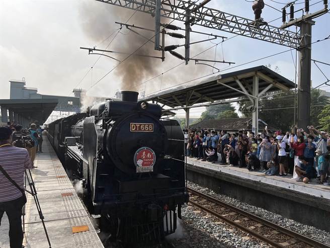 台鐵「蒸汽火車之王」DT668國王號從保安站出發，吸引近千鐵道迷擠在月台上拍照。（洪榮志攝）