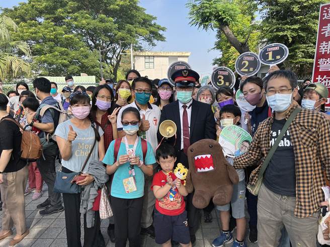台鐵「蒸汽火車之王」DT668國王號復駛，台南市長黃偉哲化身列車長，引導旅客搭車。（洪榮志攝）