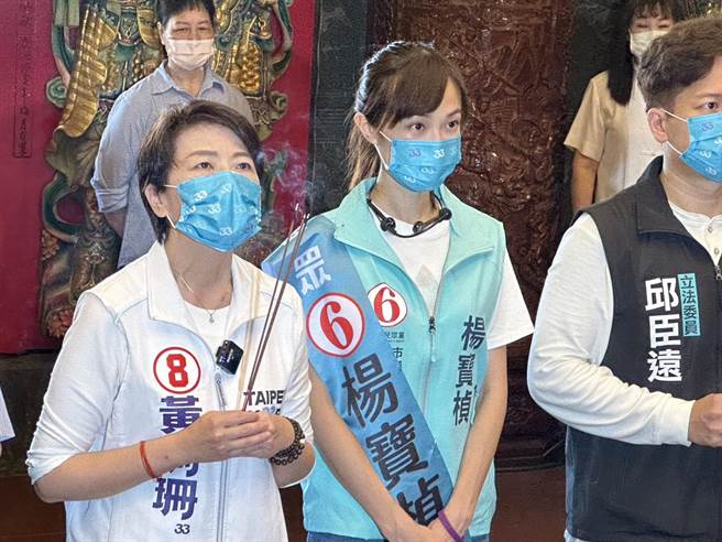 无党籍台北市长候选人黄珊珊12日赴松山奉天宫参香。（黄婉婷摄）