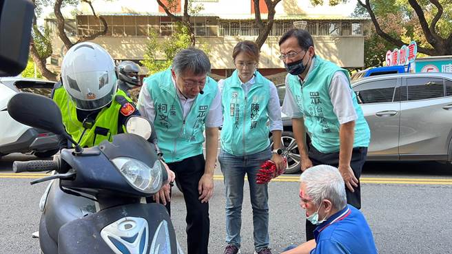 台北市長柯文哲到高雄輔選時，遇到對向有車禍，立即暫停拜票到一旁關心。（翻攝照片／崔正綱高雄傳真）