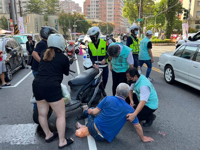 台北市長柯文哲到高雄輔選時，遇到對向有車禍，立即暫停拜票到一旁關心。（翻攝照片／崔正綱高雄傳真）