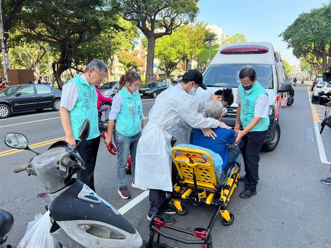台北市長柯文哲到高雄輔選時，遇到對向有車禍，立即暫停拜票到一旁關心，直到老翁送醫。（翻攝照片／崔正綱高雄傳真）
