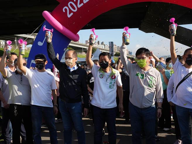 新北市長候選人林佳龍12日受邀新北市議員陳啟能所舉辦的萬人健走活動，立法院長游錫堃也現身同台。(黃敬文攝)