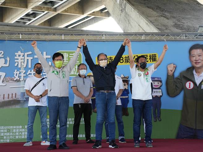 新北市長候選人林佳龍、立法院長游錫堃以及新北市議員陳啟能同台萬人健走活動。(黃敬文攝)