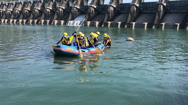石岡水壩今天上午發現一具男浮屍，台中市消防局立馬趕往協助打撈上岸，後續由警方協助家屬處理善後中。(台中市消防局提供)