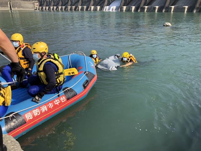 石岡水壩今天上午發現一具男浮屍，台中市消防局立馬趕往協助打撈上岸，後續由警方協助家屬處理善後中。(台中市消防局提供)