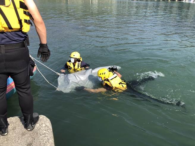 石岡水壩今天上午發現一具男浮屍，台中市消防局立馬趕往協助打撈上岸，後續由警方協助家屬處理善後中。(台中市消防局提供)