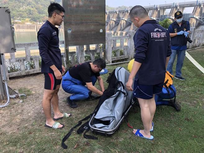 石岡水壩今天上午發現一具男浮屍，台中市消防局立馬趕往協助打撈上岸，後續由警方協助家屬處理善後中。(台中市消防局提供)