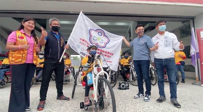 今天上午出席長官貴賓為環台車友授旗，並為車友加油打氣。（台中市政府提供）