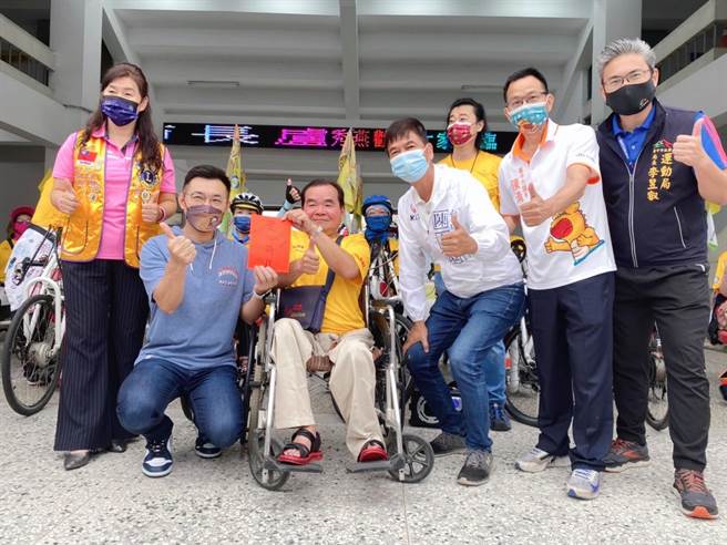 現場長官貴賓致贈魏睿騰理事長贊助物資。（台中市政府提供）