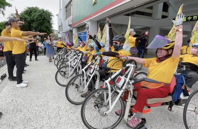 環台好手伸展暖身運動。（台中市政府提供）