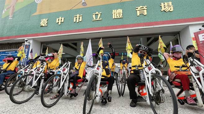 環台車友暖身，準備出發。（台中市政府提供）