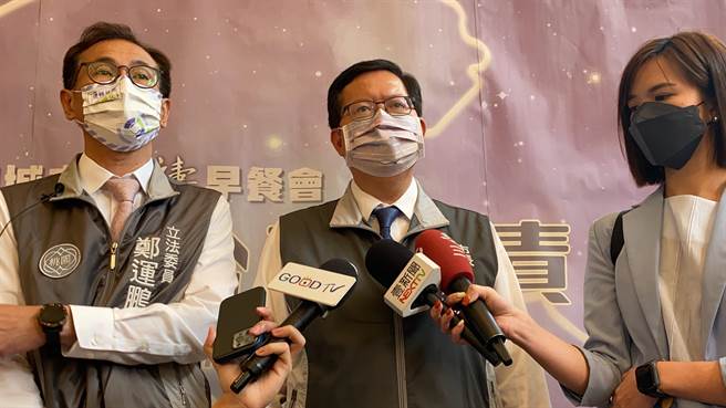 桃園市長鄭文燦（中）今分析桃園市長選情。（蔡明亘攝）