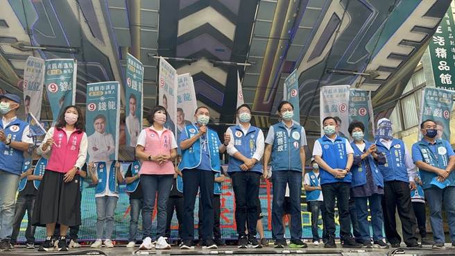 新北市长侯友宜今至桃园替国民党市议员候选人钱龙、国民党桃园市长候选人张善政站台。（陈梦茹摄）