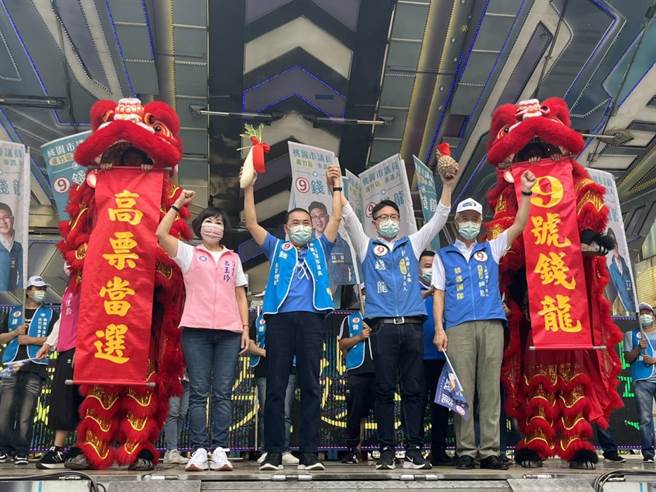 新北市长侯友宜称讚国民党市议员候选人钱龙年轻有抱负。（陈梦茹摄）