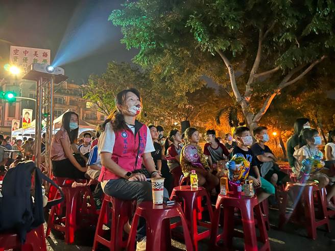 國民黨高市議員李雅靜11日舉辦「點亮星空電影院」活動。（李雅靜提供／洪浩軒高雄傳真）