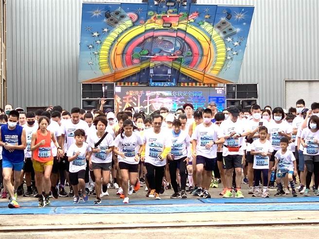 「第7届台中港科技产业园区提振健康、幸福圆满」路跑活动，各界一起起跑。（经济部加工出口区管理处中港分处提供）