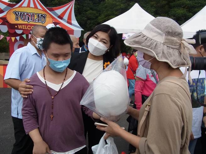 云林县长张丽善（右二）与县府团队研拟身心障碍者敬老金提早到60岁发放。（张朝欣摄）