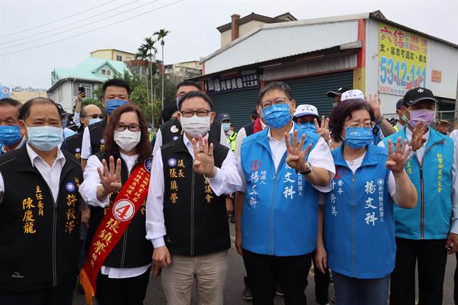 新竹县长杨文科（右三）到新丰替议长张镇荣（右四）竞总成立大会站台。（邱立雅摄）