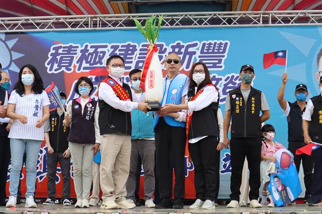 前高雄市长韩国瑜（中）送上好彩头预祝张镇荣（左）高票当选。（邱立雅摄）