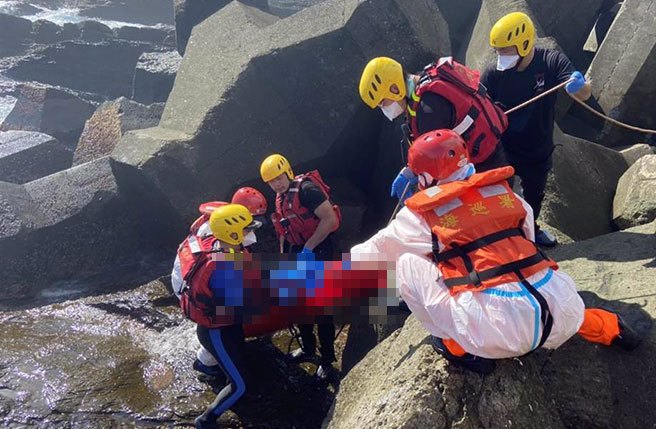 新北市龙洞湾附近海域发现浮尸，海巡协助打捞上岸，但并非先前失踪的钓客及潜客。（翻摄照片／张志康新北传真）