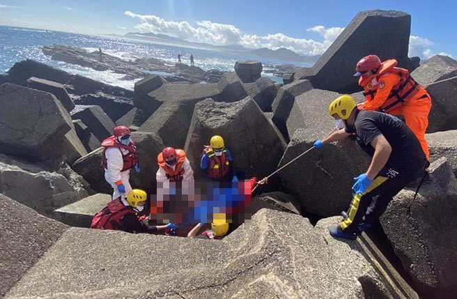 新北市龙洞湾附近海域发现浮尸，海巡协助打捞上岸，但并非先前失踪的钓客及潜客。（翻摄照片／张志康新北传真）