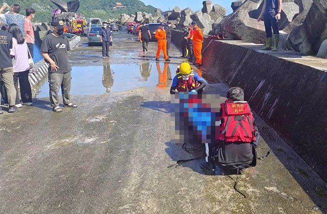 新北市龙洞湾附近海域发现浮尸，海巡协助打捞上岸，但并非先前失踪的钓客及潜客。（翻摄照片／张志康新北传真）