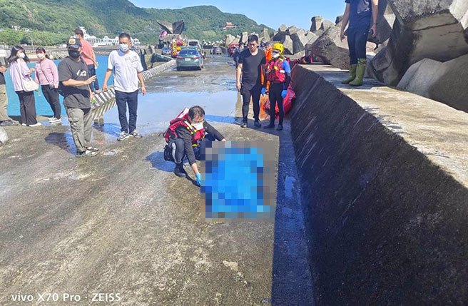 新北市龙洞湾附近海域发现浮尸，海巡协助打捞上岸，但并非先前失踪的钓客及潜客。（翻摄照片／张志康新北传真）