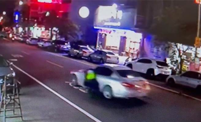 简姓男子持有毒品，心虚踩油门逃逸，2警悬在车门边遭拖行约50公尺。（民眾提供／杨静茹南投传真）