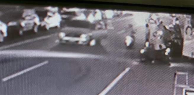 简姓男子在南阳路违规停车，拒绝警方盘查，枉顾2警安危竟开车逃逸。（民眾提供／杨静茹南投传真）