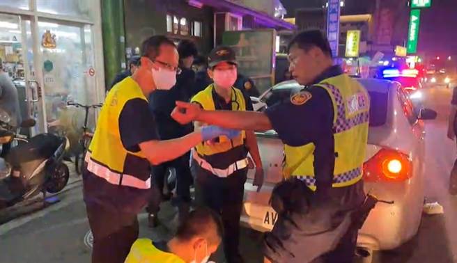 林姓巡佐手臂、脚多处擦伤，另一名廖姓警员右手尺骨闭锁性骨折。（民眾提供／杨静茹南投传真）