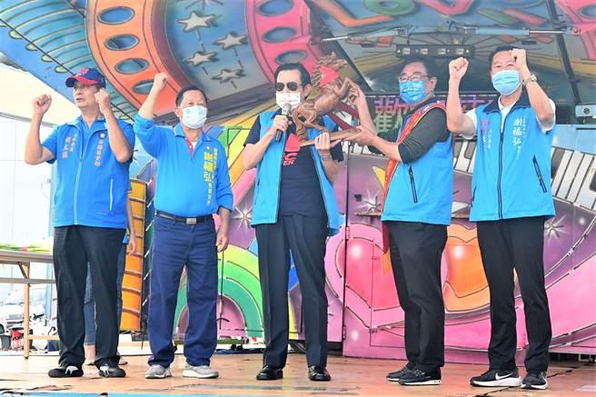 前總統馬英九（中）致贈駿馬木雕給謝福弘，並給予４句佳話祝福謝贏得選戰。（李京昇攝）