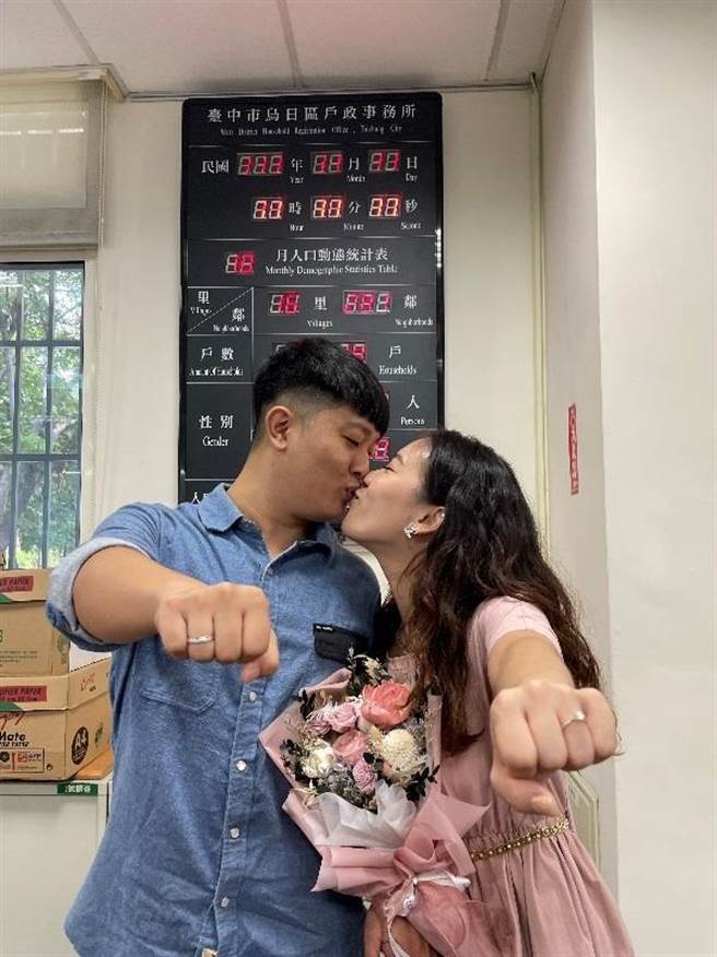 有新人选择在「111年11月11日11点11分11秒」登记并在户所电子钟前拍下合照。（民政局提供／张亦惠台中传真）
