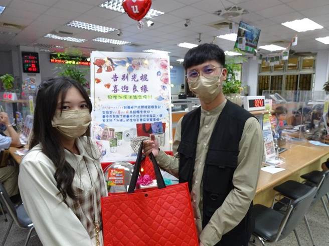 超级双11终结单身日，新人在雾峰户所打造专属回忆。（民政局提供／张亦惠台中传真）