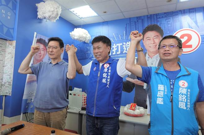 資深媒體人趙少康（左）12日到台東為國民黨籍台東市長候選人陳銘風（中）打氣。（蔡旻妤攝）