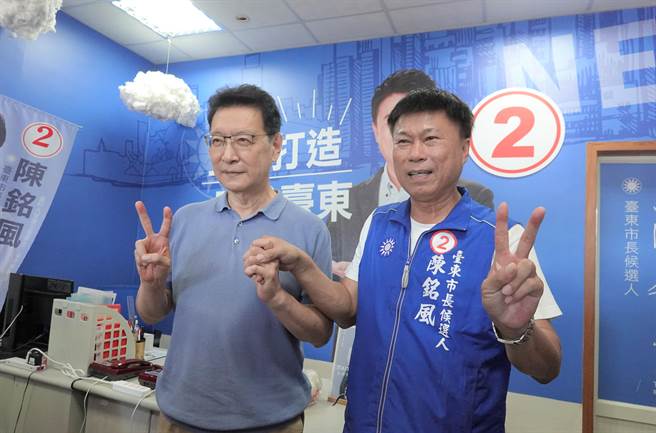 資深媒體人趙少康（左）12日到台東為國民黨籍台東市長候選人陳銘風（右）打氣。（蔡旻妤攝）