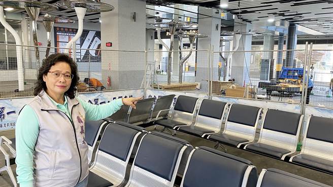 市议员候选人翁美春指出，丰原转运中心1楼还在施工，候车民眾抱怨「已经启用，为什么还在施工？」(市议员候选人翁美春提供)